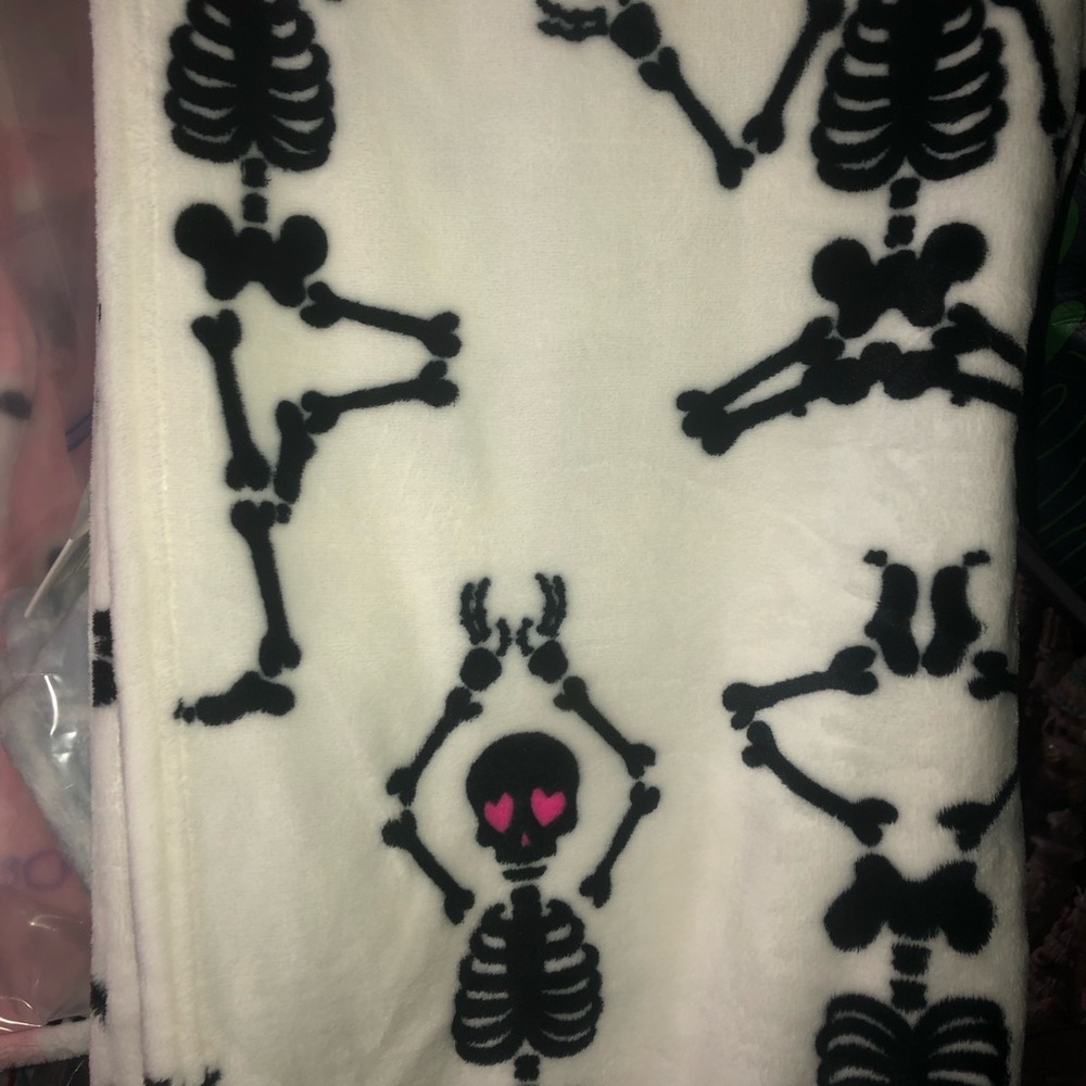 ❌ Betsey Johnson - Skeletons in Yoga Poses - Picture 2 of 3